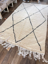 Load image into Gallery viewer, moroccan vintage beni ourain rug

