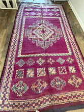 Load image into Gallery viewer, moroccan vintage rug

